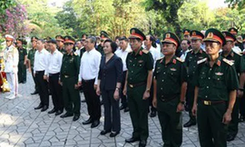 Phó Thủ tướng Phạm Thị Thanh Trà dâng hương tưởng niệm các anh hùng liệt sĩ tại Công viên Lê Thị Riêng
