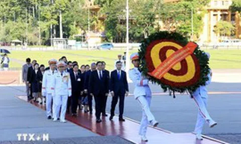 Thủ tướng Lào tưởng niệm các anh hùng liệt sĩ và vào Lăng viếng Chủ tịch Hồ Chí Minh
