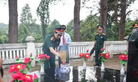 Đại tướng Phan Văn Giang dâng hương, tưởng niệm các Anh hùng liệt sĩ tại Lâm Đồng