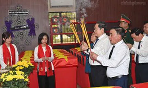 Chủ tịch Quốc hội Trần Thanh Mẫn dâng hương tri ân anh hùng liệt sĩ tại Công viên Lê Thị Riêng