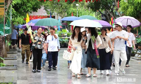 Xúc động dòng người đội mưa về thăm quê Bác dịp Quốc khánh 2/9