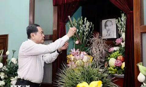 Chủ tịch Quốc hội Trần Thanh Mẫn dâng hương tưởng nhớ Chủ tịch Hồ Chí Minh dịp 2/9