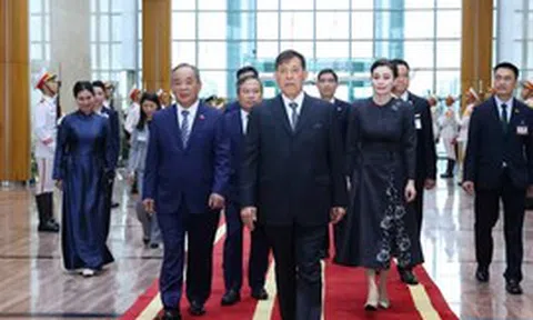 Nhà vua Vương quốc Thái Lan và Hoàng hậu đến Hà Nội, bắt đầu thăm Việt Nam