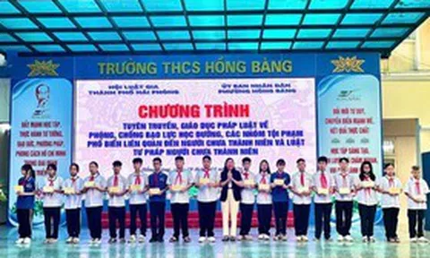 Hải Phòng: Tuyên truyền pháp luật, trao học bổng cho học sinh khó khăn