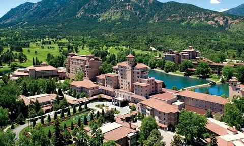Trải nghiệm thực tập và hưởng lương tại resort Broadmoor nổi tiếng nước Mỹ