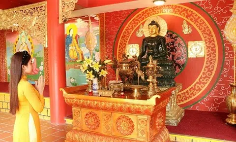 Tượng “song sinh” với Phật ngọc hòa bình thế giới