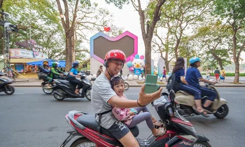 "Trạm quà bom tấn" gây sốt tại phố đi bộ Hồ Gươm, có gì hot mà hàng nghìn người rủ nhau check-in, săn quà?