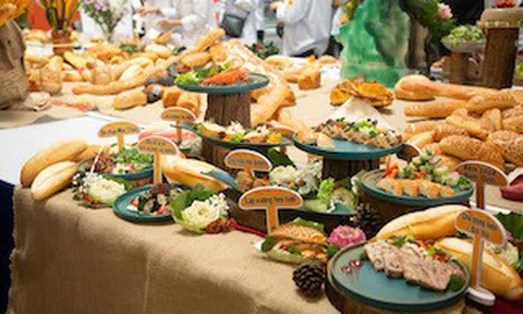 MAGGI Professional trao tặng 15 xe bánh mì khởi nghiệp tại Lễ Hội Bánh Mì lần thứ nhất năm 2023