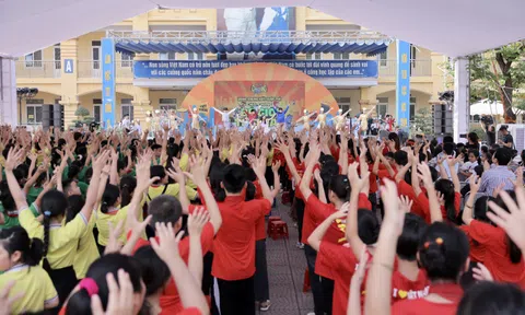 Hàng trăm học sinh được chơi game để trải nghiệm kỹ năng quản lý tiền tại Ngày hội Cha-Ching