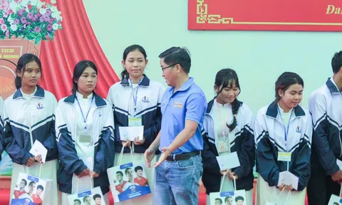 Hito Việt Nam trao phần quà yêu thương đến học sinh Gia Lai trong ngày khai giảng