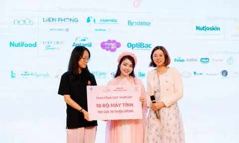 Hàng ngàn mẹ bỉm sữa hội tụ tại Festival Bắc Giang: Xúc động khoảnh khắc chị Ngô Phạm Bảo Vy lên sân khấu trao tặng 10 bộ máy tính cho trẻ em bản cao